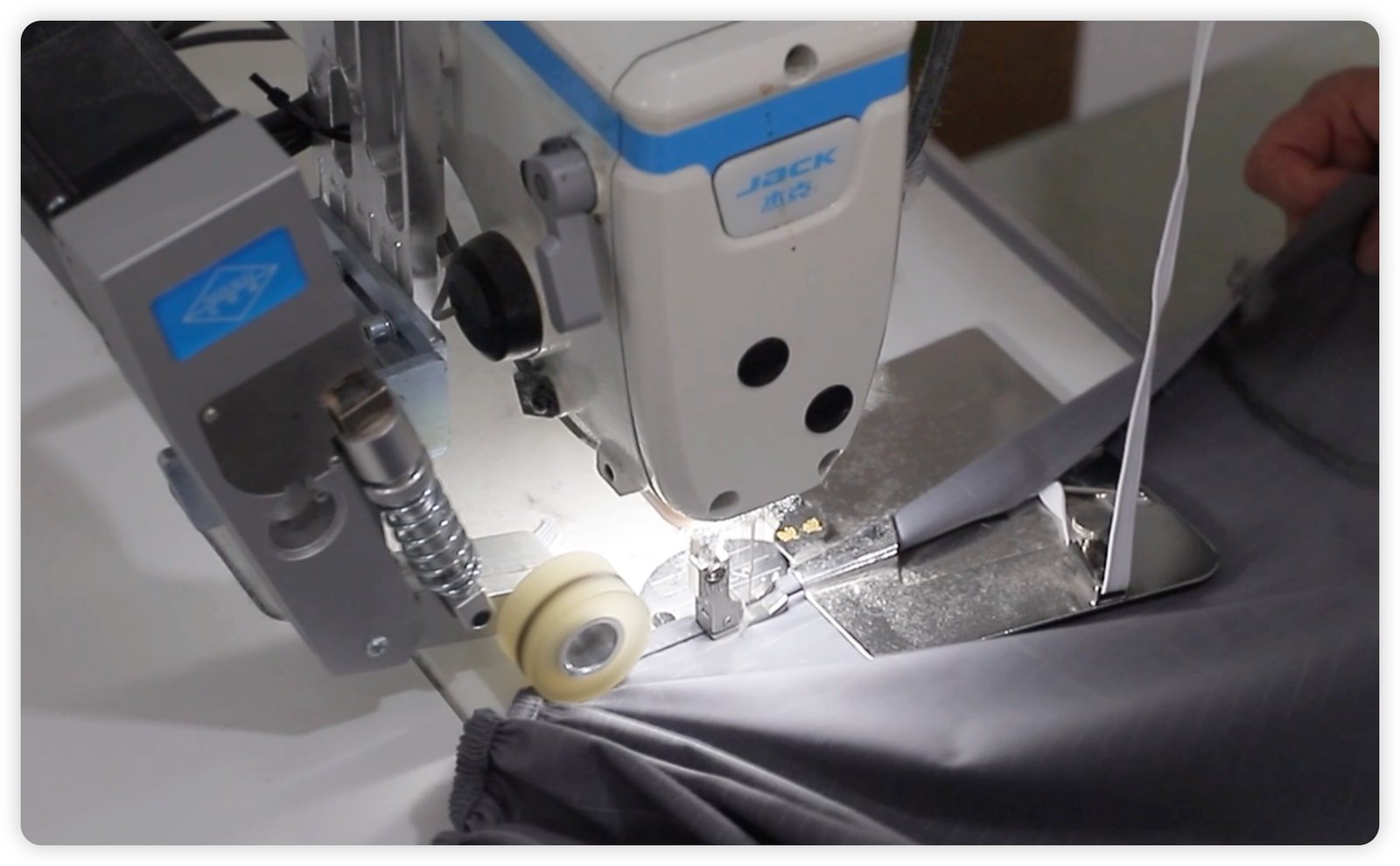 Industrial sewing machine producing Aisiting grounding textile