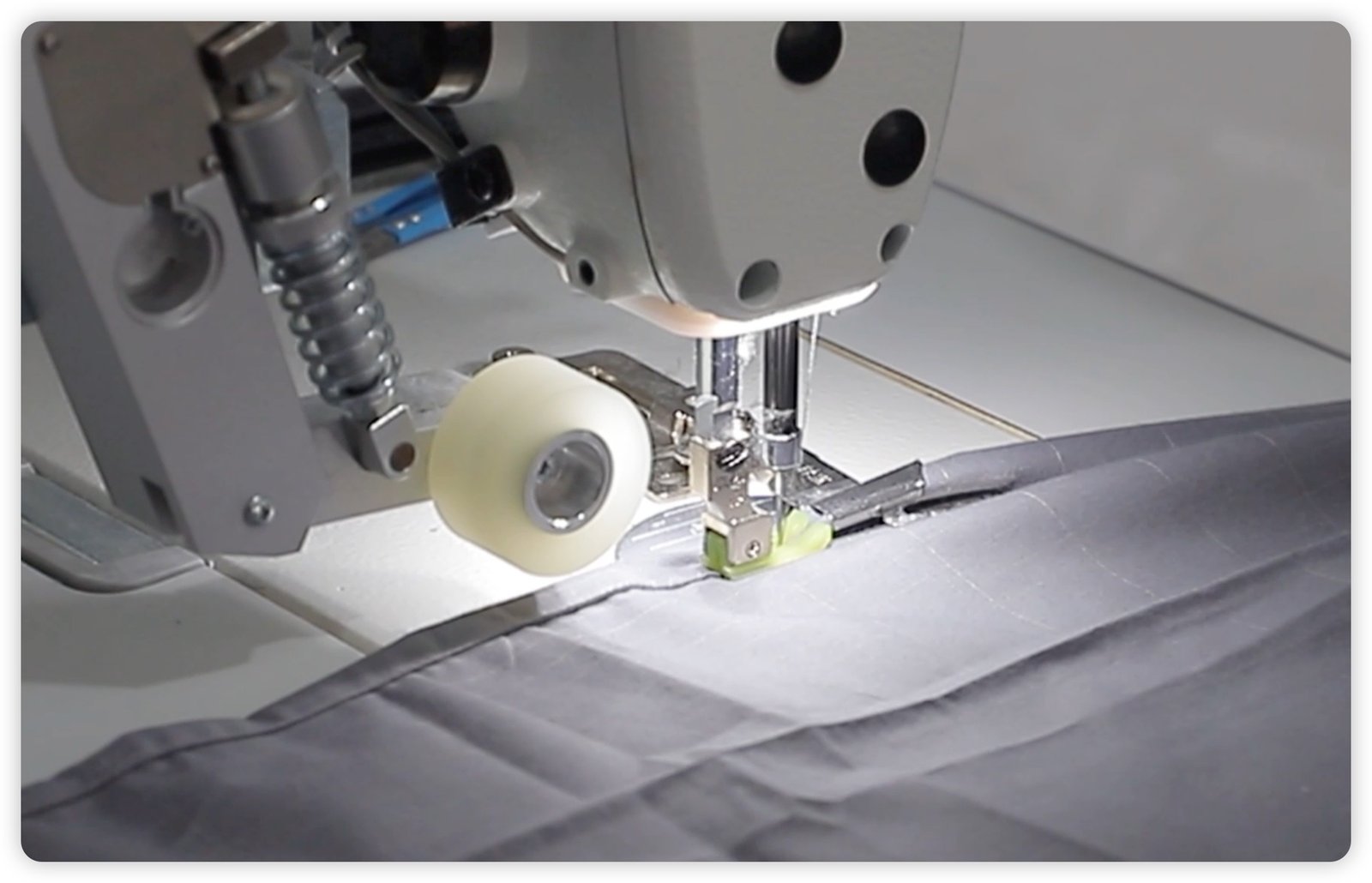 Industrial sewing machine stitching Aisiting grounding textile